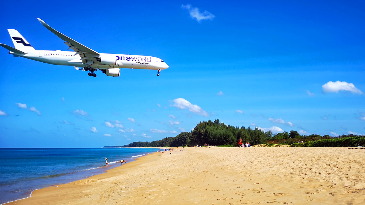 Flugzeug von Finnair am Mai Khao Beach, Phuket