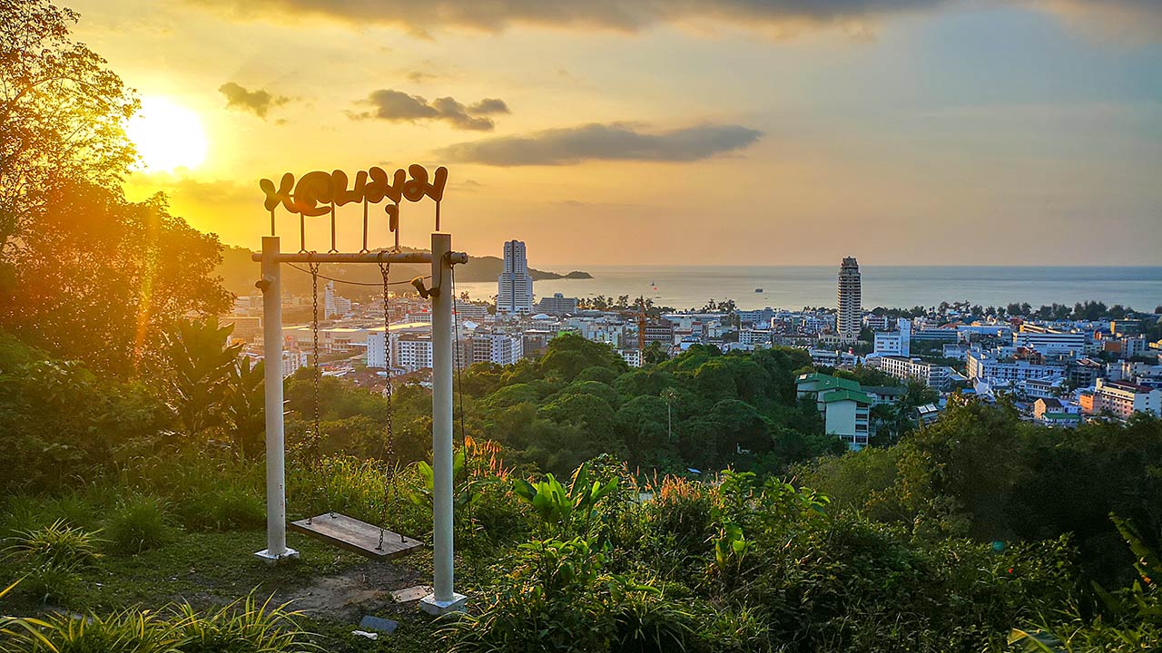 Sonnenuntergang über Patong vom Sea Sky Cafe