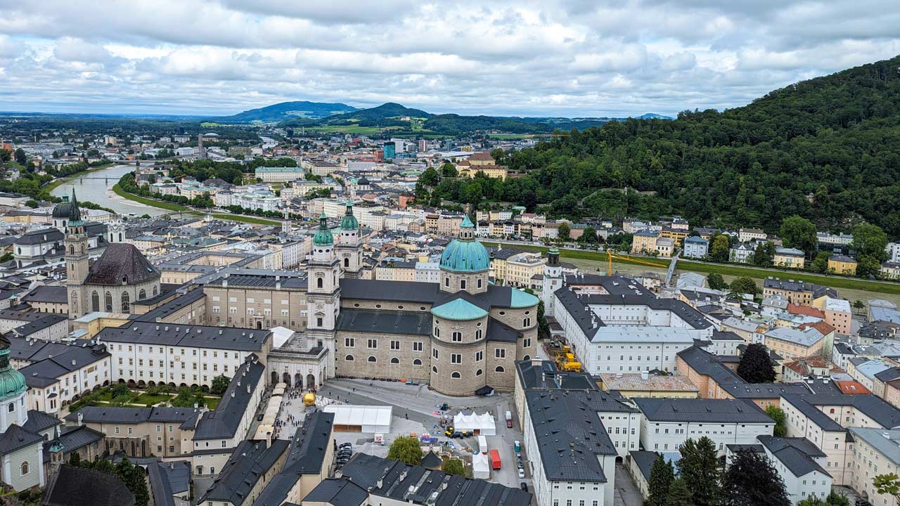 Aussicht von der Festung Hohensalzburg auf die Salzach, den Salzburger Dom mit der goldenen Kugel und das DomQuartier