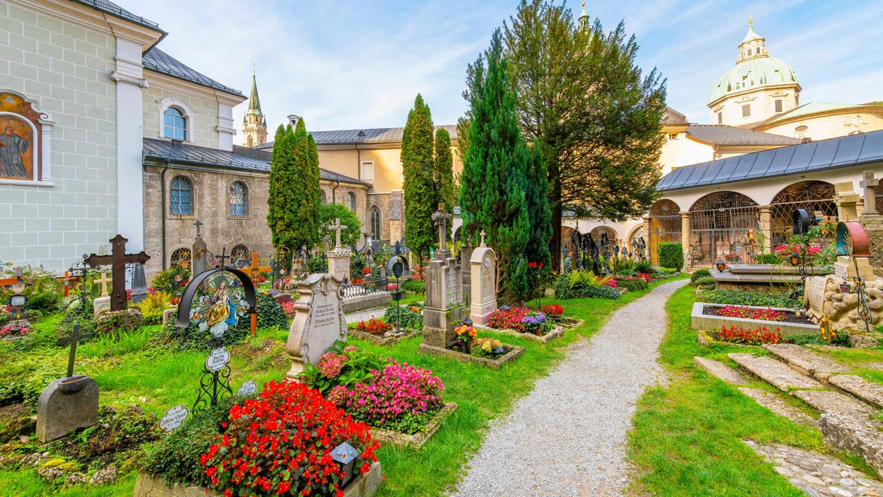 Der Friedhof St. Peter (Petersfriedhof) bei einem Rundgang durch Salzburg an einem Tag