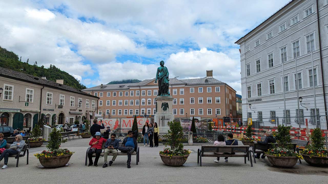 Der Mozartplatz bei einem Salzburg Rundgang