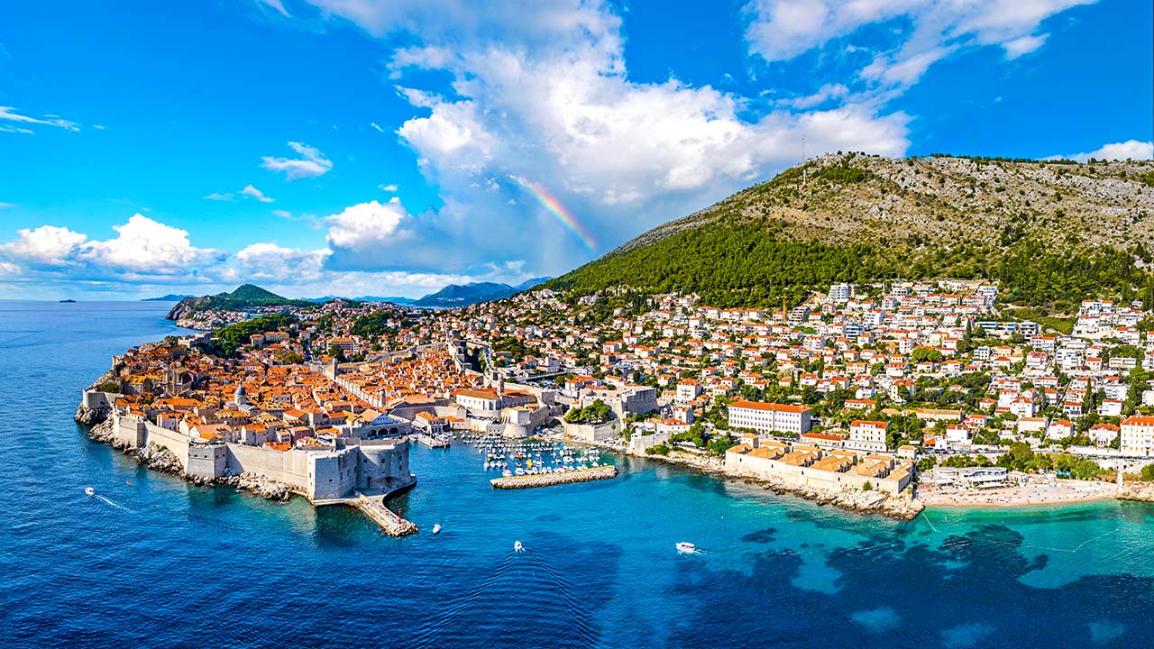 Drohnenaufnahme der Altstadt von Dubrovnik, Kroatien