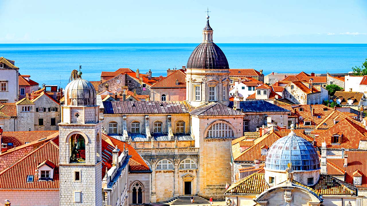 Der Dom der Kathedrale von Dubrovnik mit dem Meer im Hintergrund