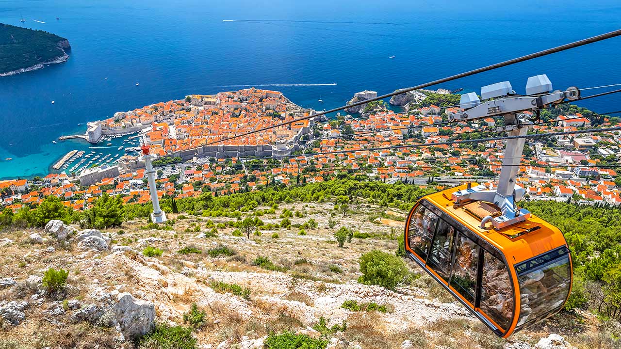 Die Seilbahn hinauf zum Berg Srd in Dubrovnik, Aussicht von oben auf die Stadt und das Meer