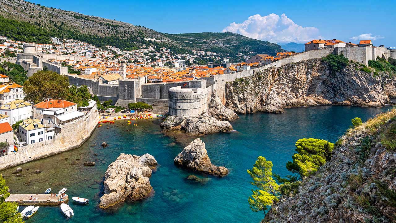 Ausblick auf die Stadtmauer, eine von Dubrovniks Sehenswürdigkeiten