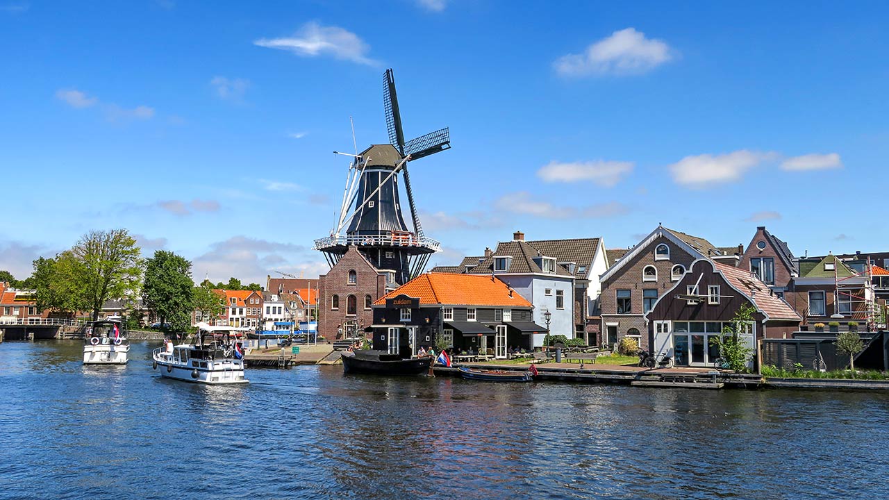 Die Windmühle Molen de Adriaan an den Grachten von Haarlem