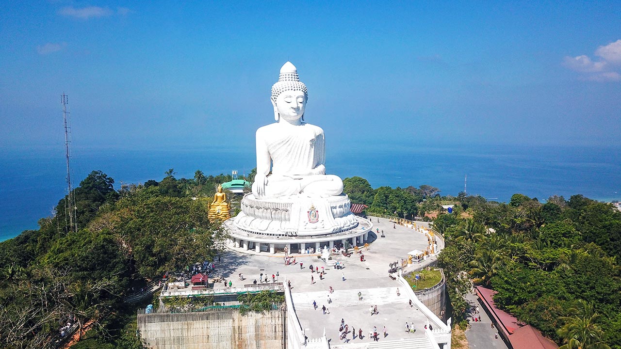 Luftaufnahme des Big Buddha auf Phuket mit dem Meer im Hintergrund