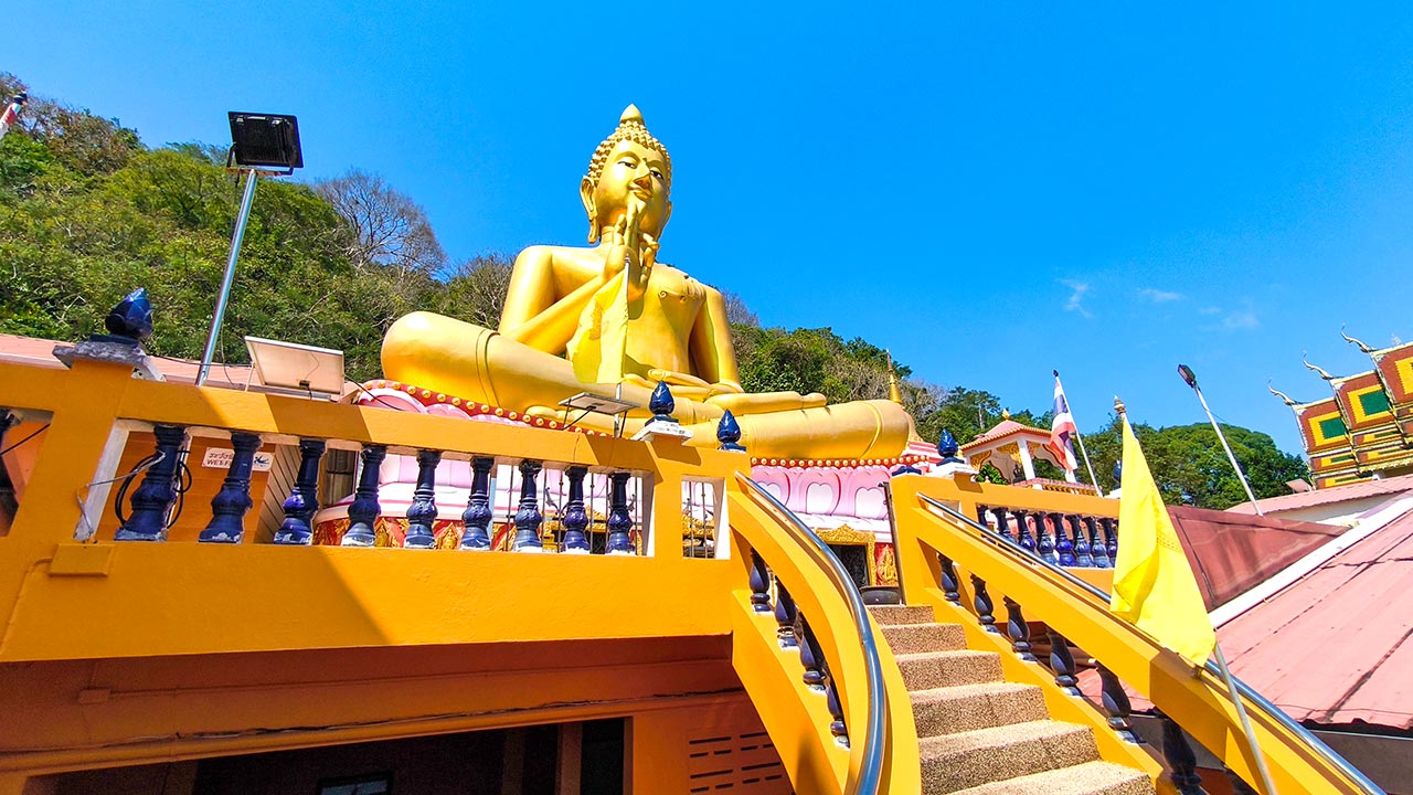 Der große goldene Buddha des Wat Khao Rang in Phuket Town