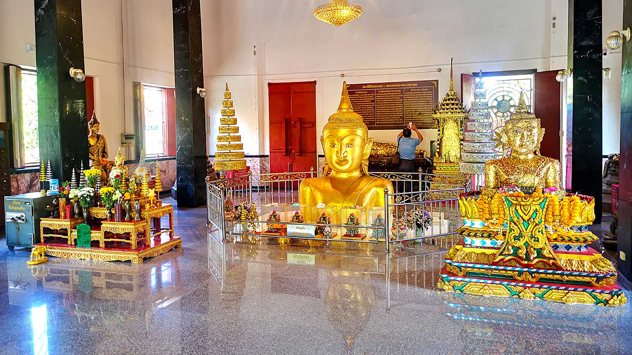 Der aus dem Boden ragende Buddha des Wat Phra Thong