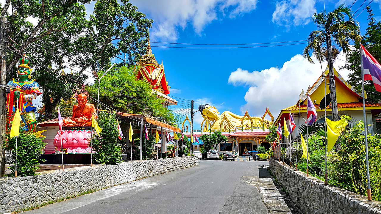 Der Wat Sri Sunthon mit dem liegenden Buddha auf Phuket