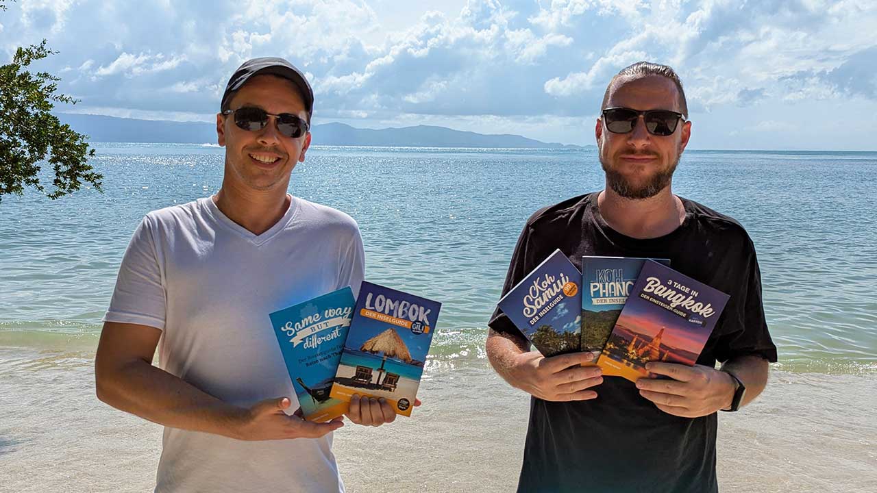 Marcel und Tobi mit ihren Thailand- und Lombok Reiseführern