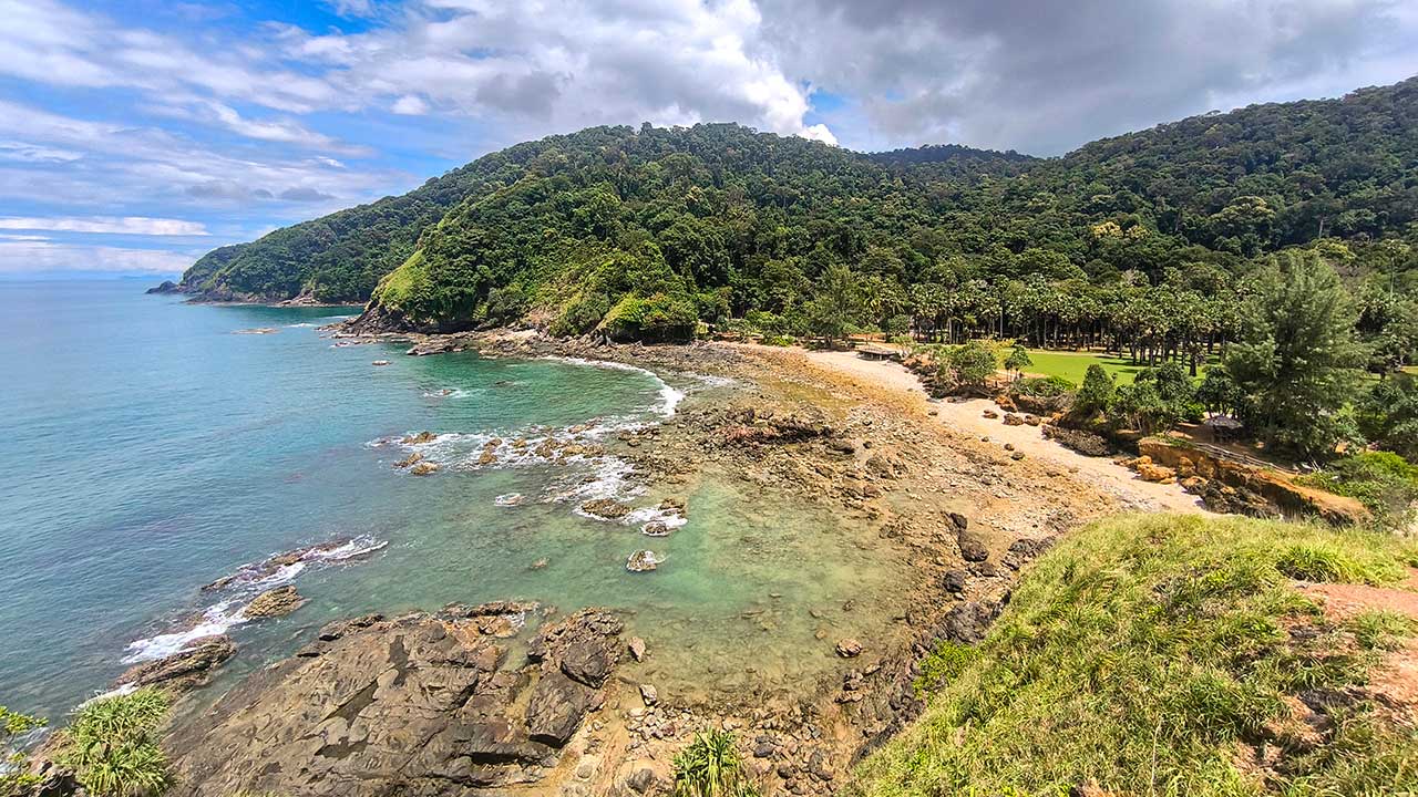 Aussicht auf dem Rocky Beach des Nationalparks auf Koh Lanta