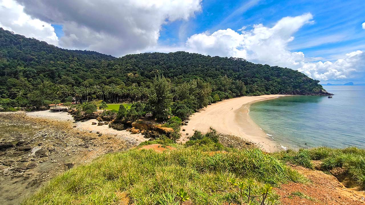 Aussicht auf den Sand Beach und Rocky Beach im Koh Lanta Nationalpark