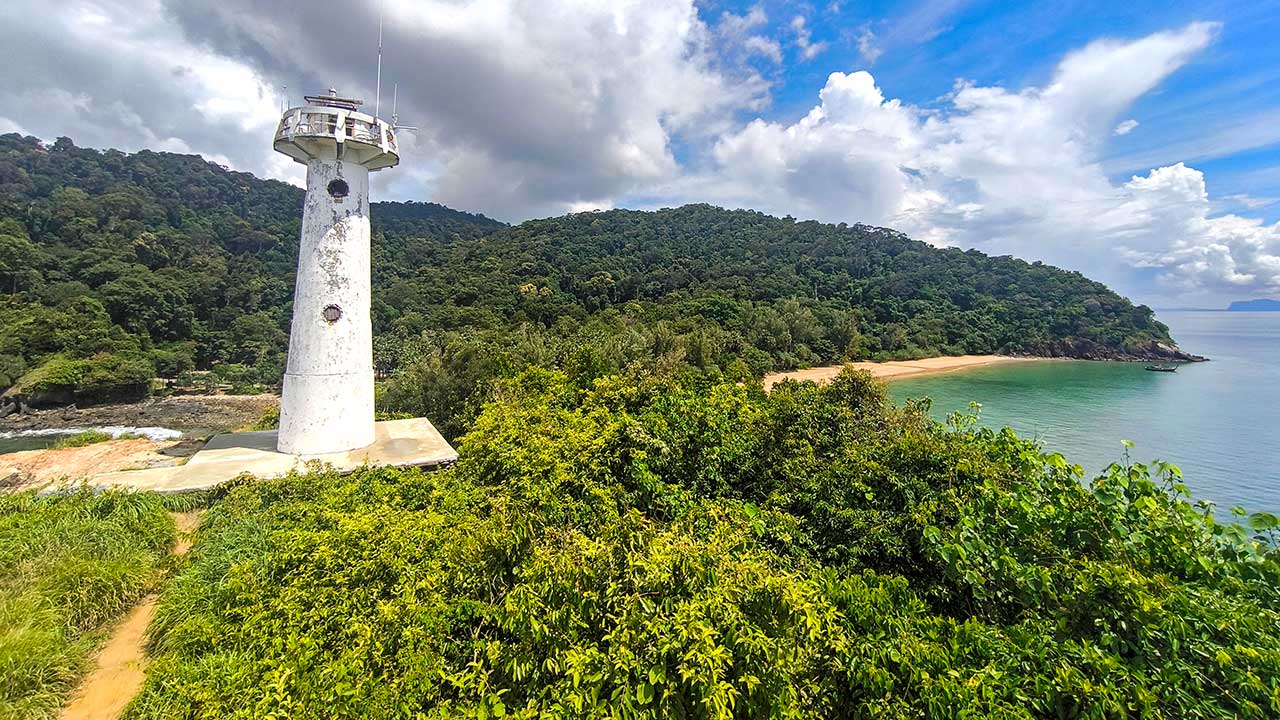 Der markante Leuchtturm mit Aussicht im Mu Ko Lanta National Park