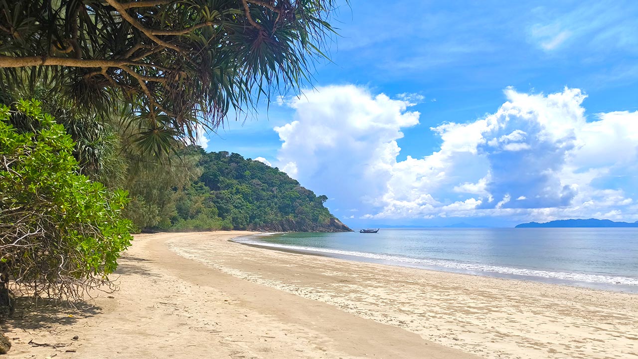 Der ruhige Sand Beach im Koh Lanta Nationalpark