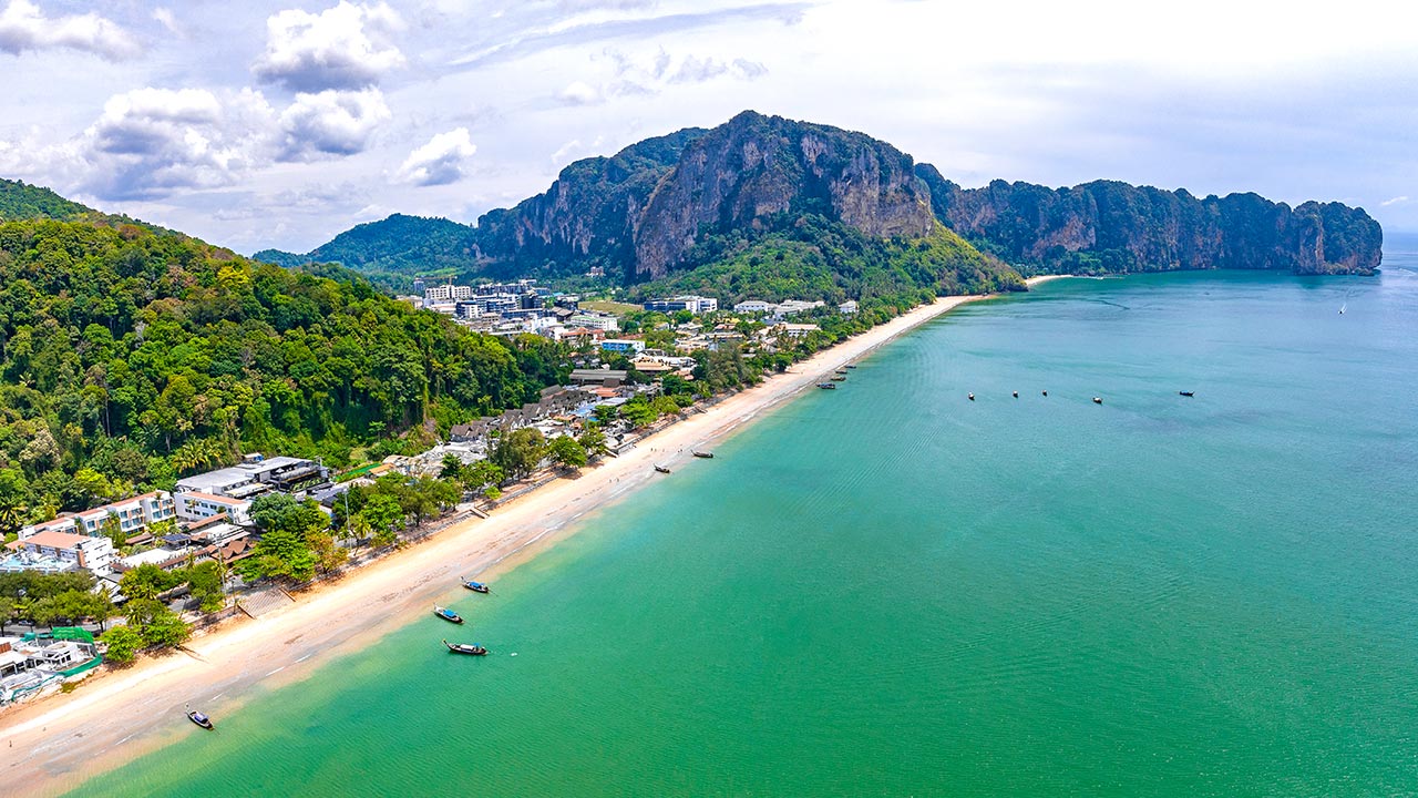 Drohnenaufnahme vom Ao Nang Beach