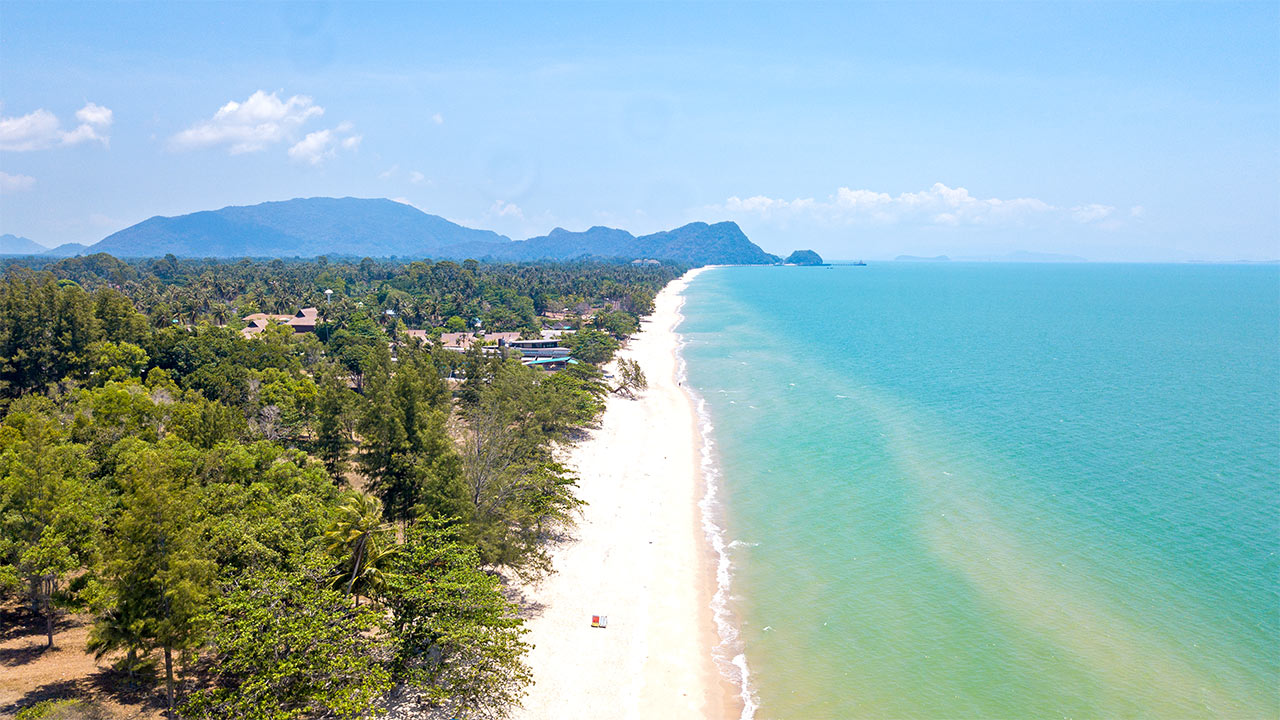 Luftaufnahme des Khanom Beach mit den Abschnitten Na Dan und Kho Khao