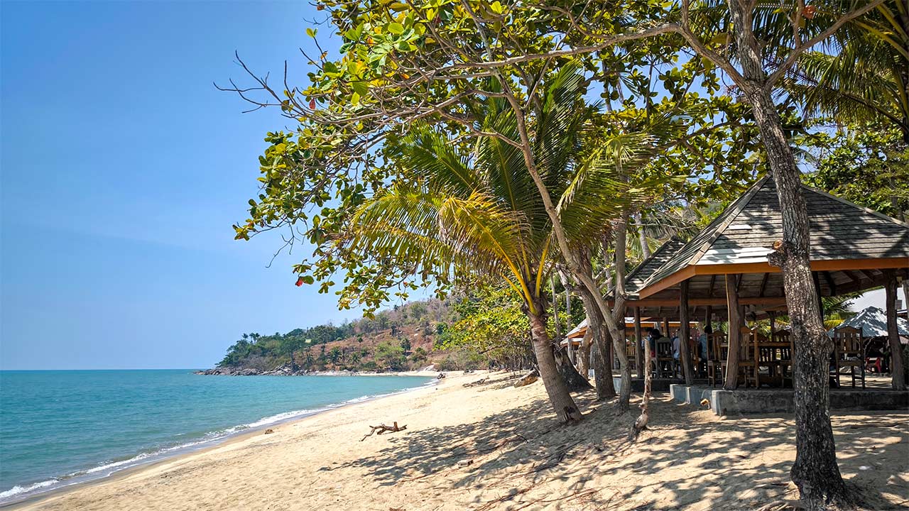 Der Phlai Dam Beach im Süden von Khanom