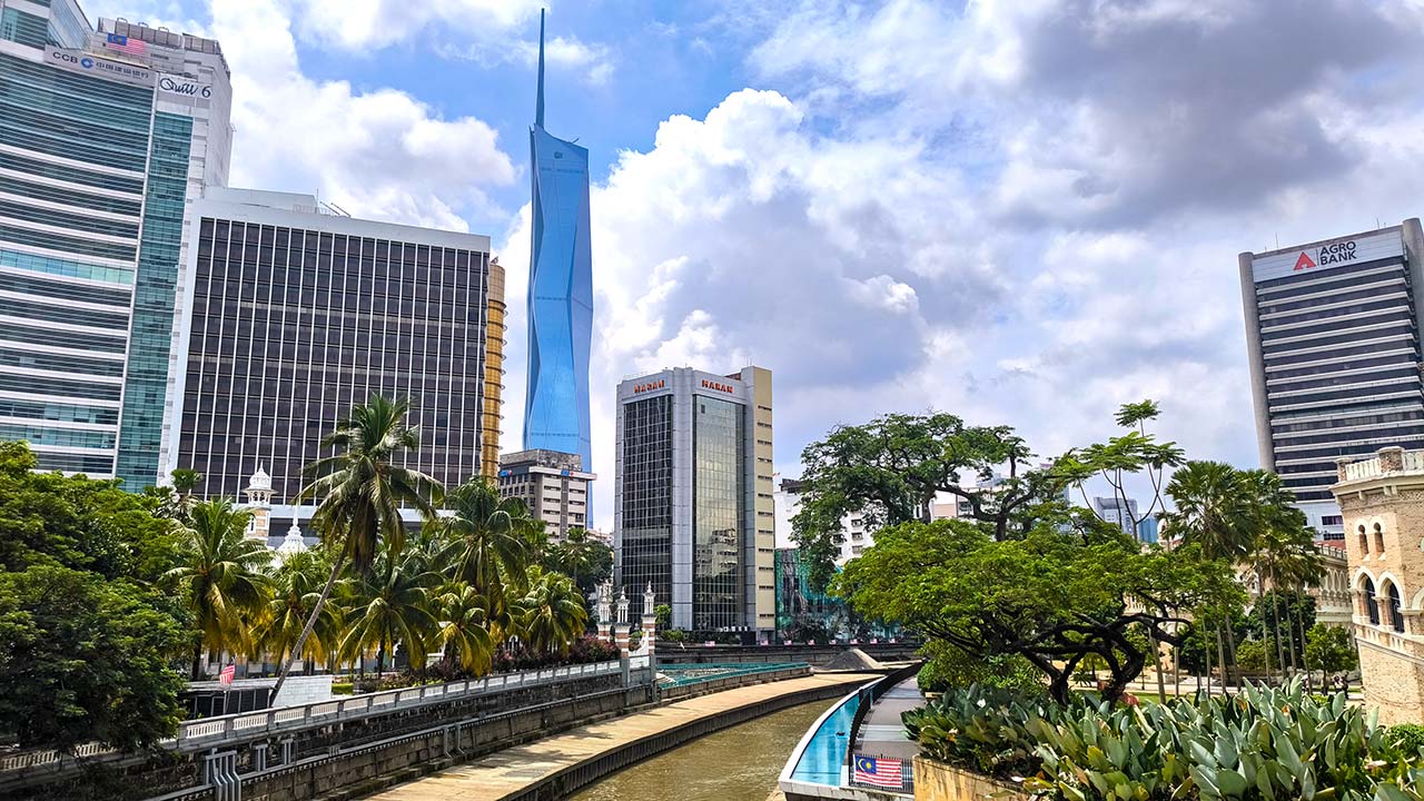 Aussicht auf den River of Life und Merdeka 118 in Kuala Lumpur