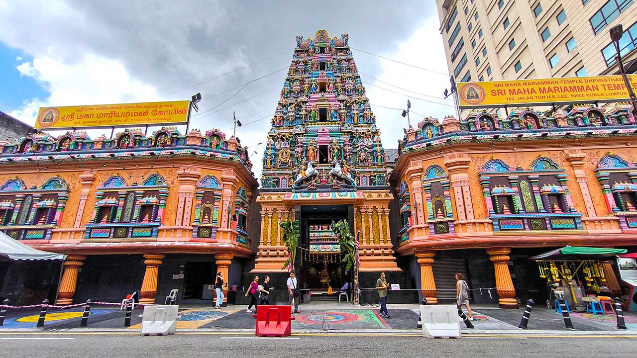 Der Eingang des Sri Maha Mariamman Tempel in Kuala Lumpurs Chinatown