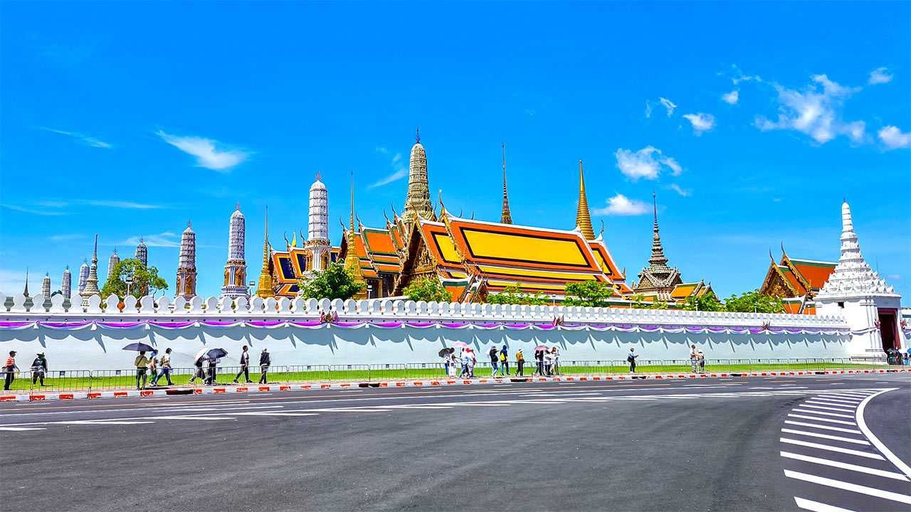 Der Königspalast von Bangkok von Außen inkl. Eingangsbereich