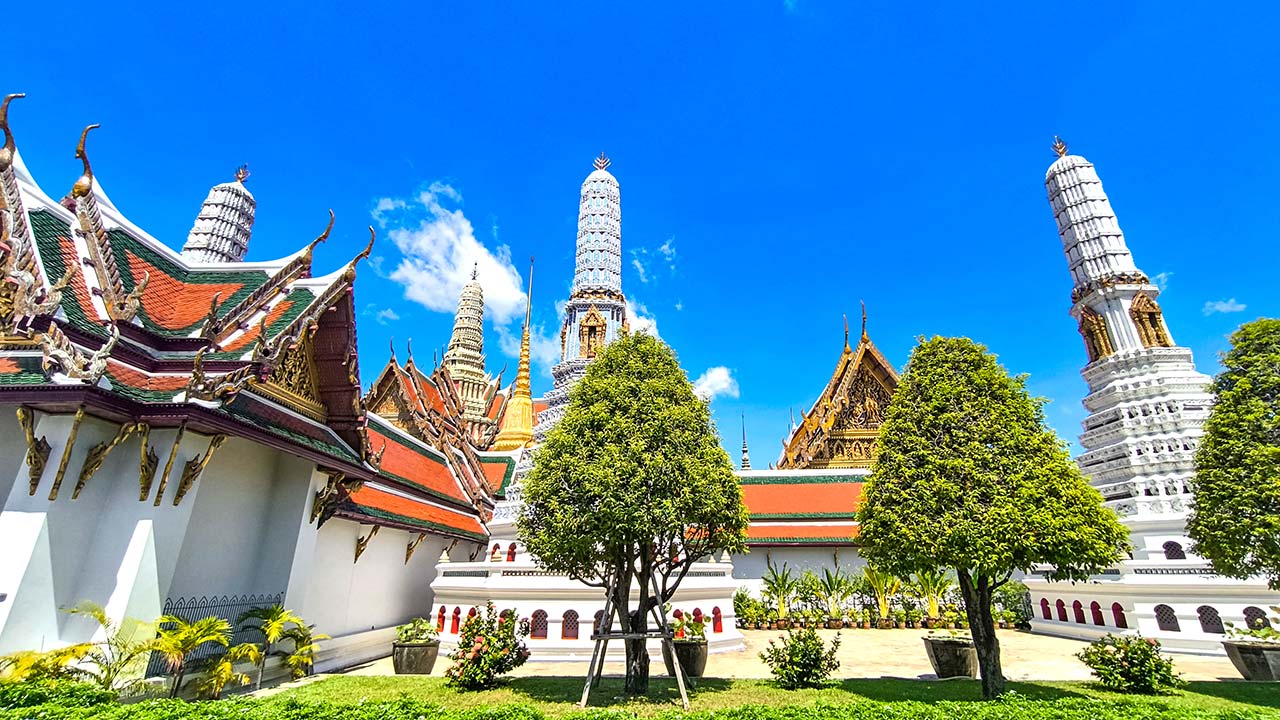 Außenbereich des Königspalasts in Bangkok, bevor es hinein geht