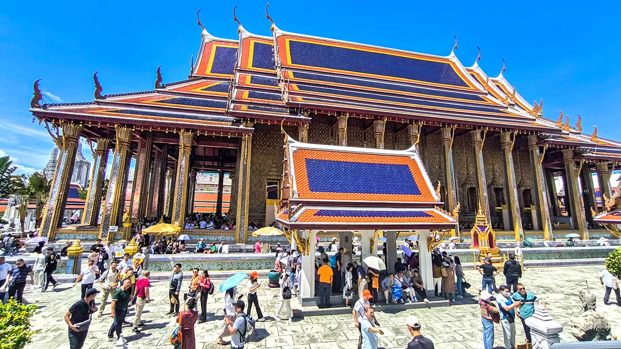 Der Haupttempel mit dem Smaragd-Buddha im Wat Phra Kaeo, Bangkok