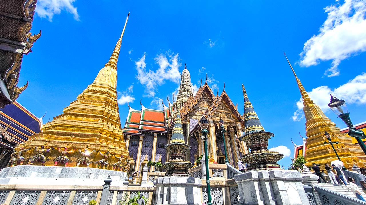 Goldene Chedis im Wat Phra Kaeo, Bangkok