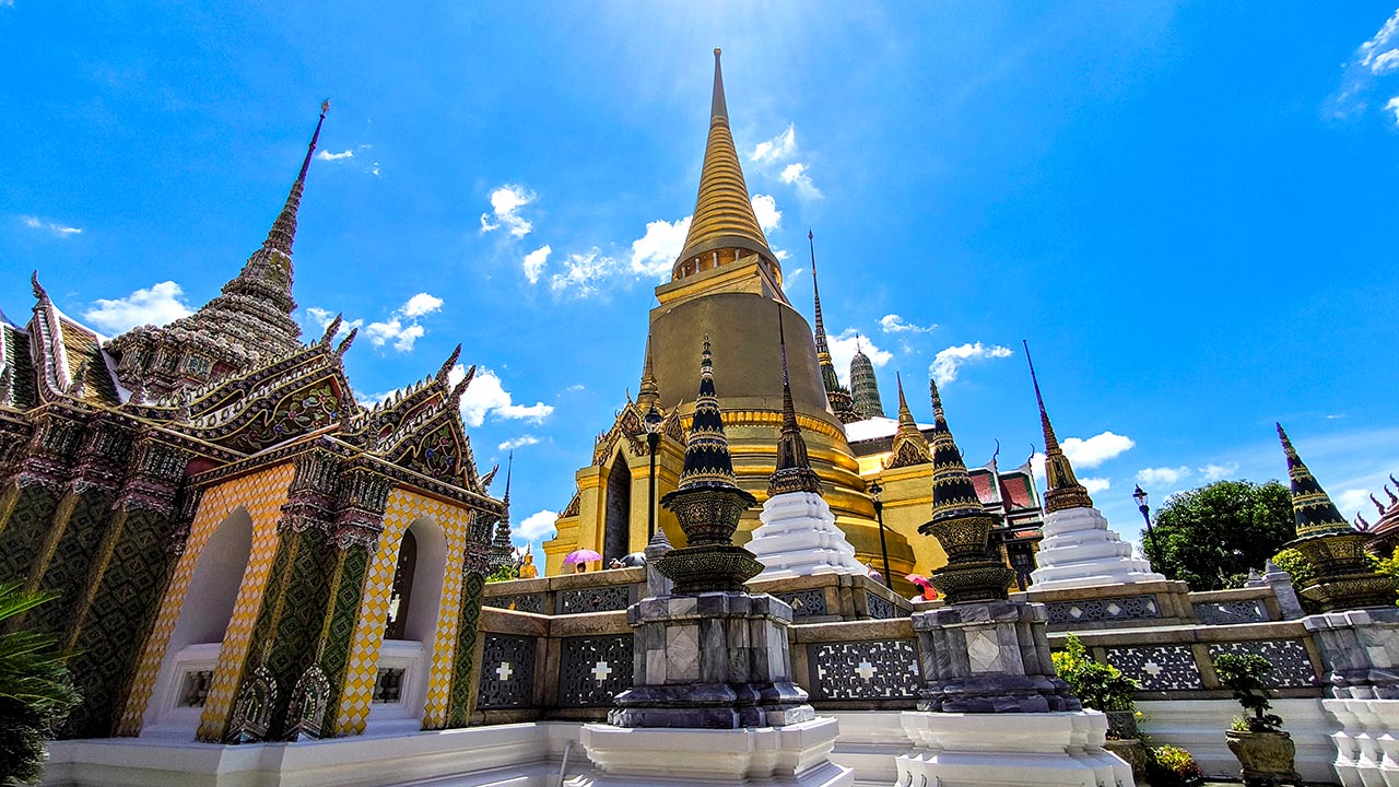 Eine goldene Chedi im Wat Phra Kaeo von Bangkok