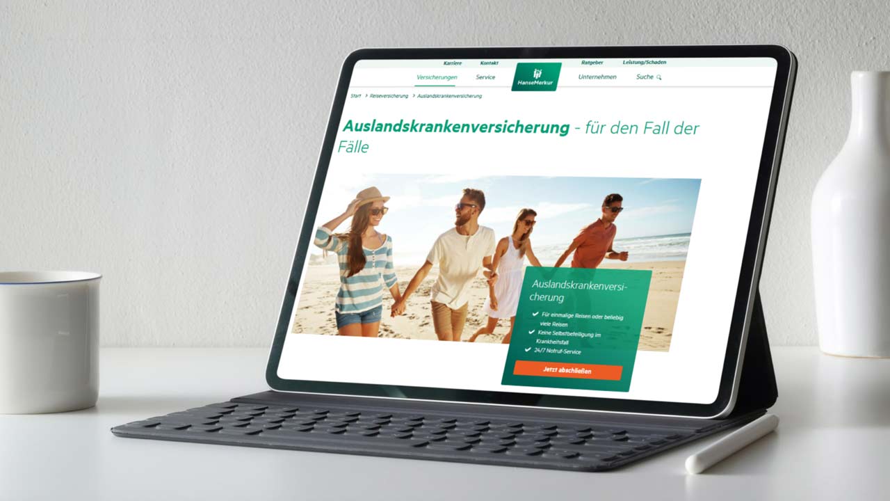 Tablet mit Screenshot der HanseMerkur Webseite, Auslandskrankenversicherung