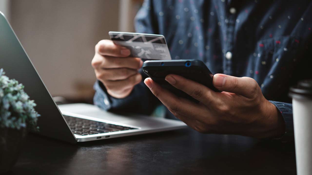 Online-Banking mit Smartphone, Laptop und Kreditkarte