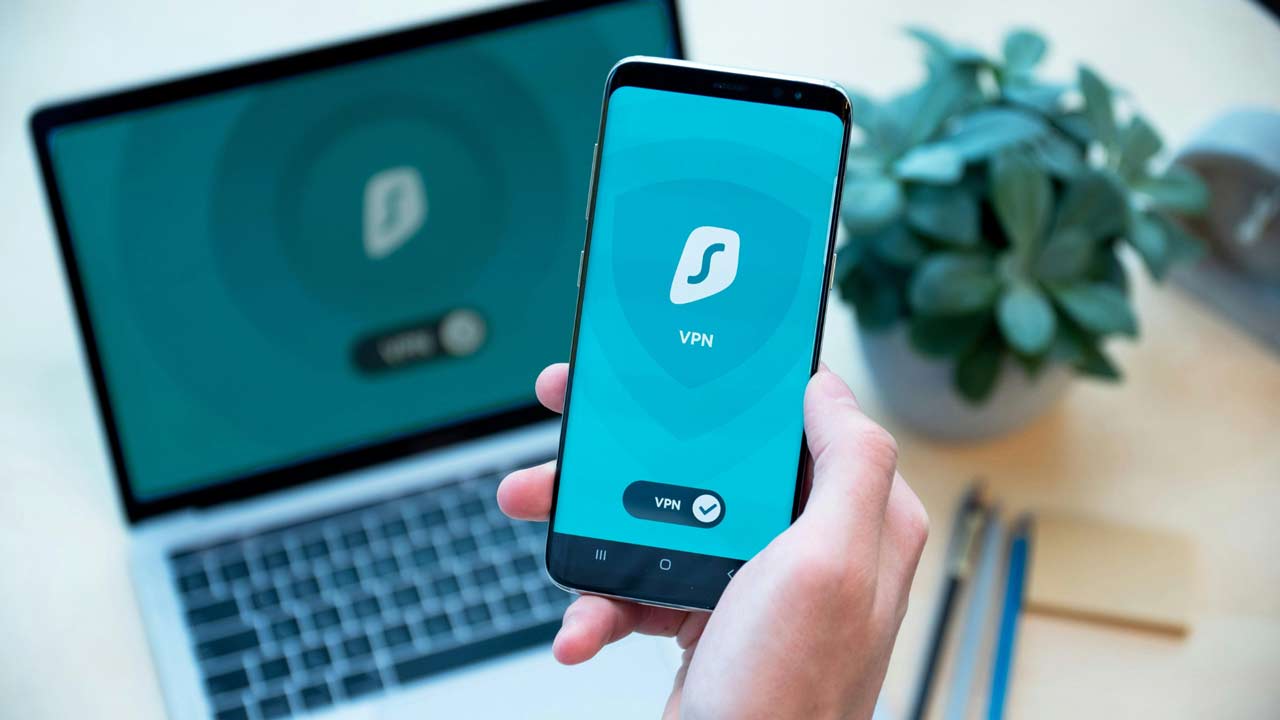Ein VPN auf dem Smartphone und dem Laptop auf Reisen